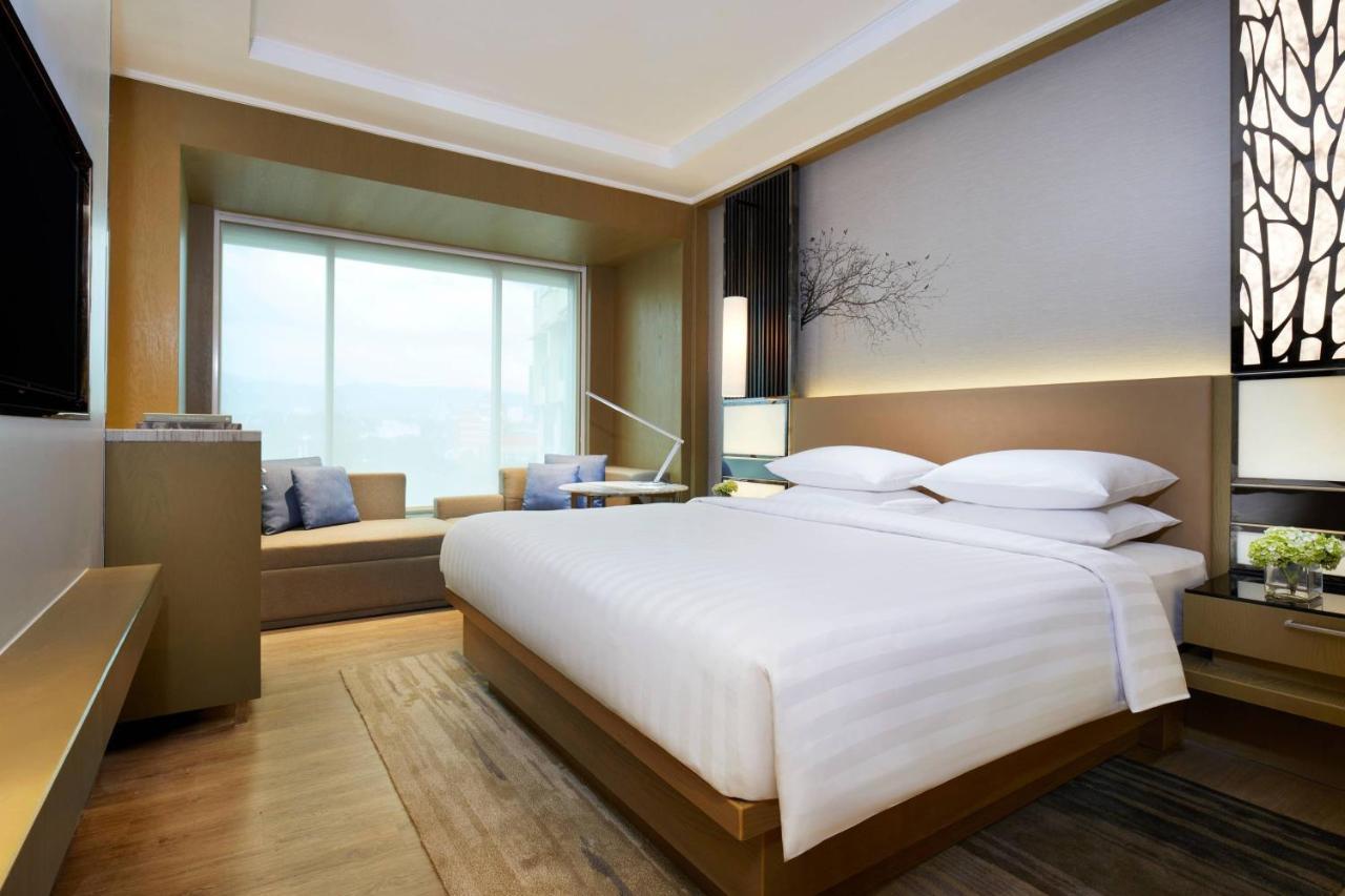 Courtyard By Marriott Bandung Dago Hotel Buitenkant foto
