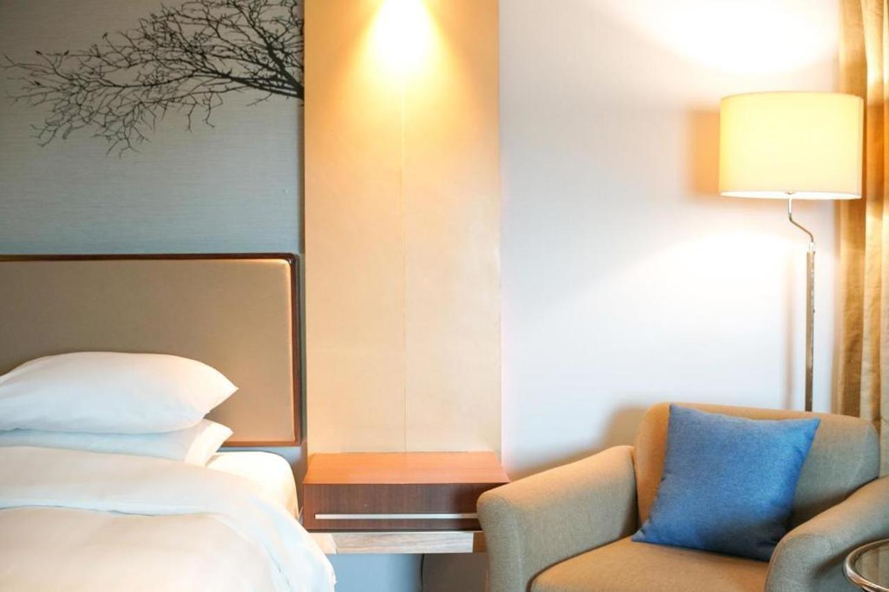 Courtyard By Marriott Bandung Dago Hotel Buitenkant foto