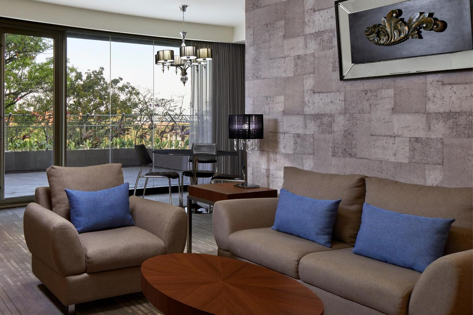 Courtyard By Marriott Bandung Dago Hotel Buitenkant foto