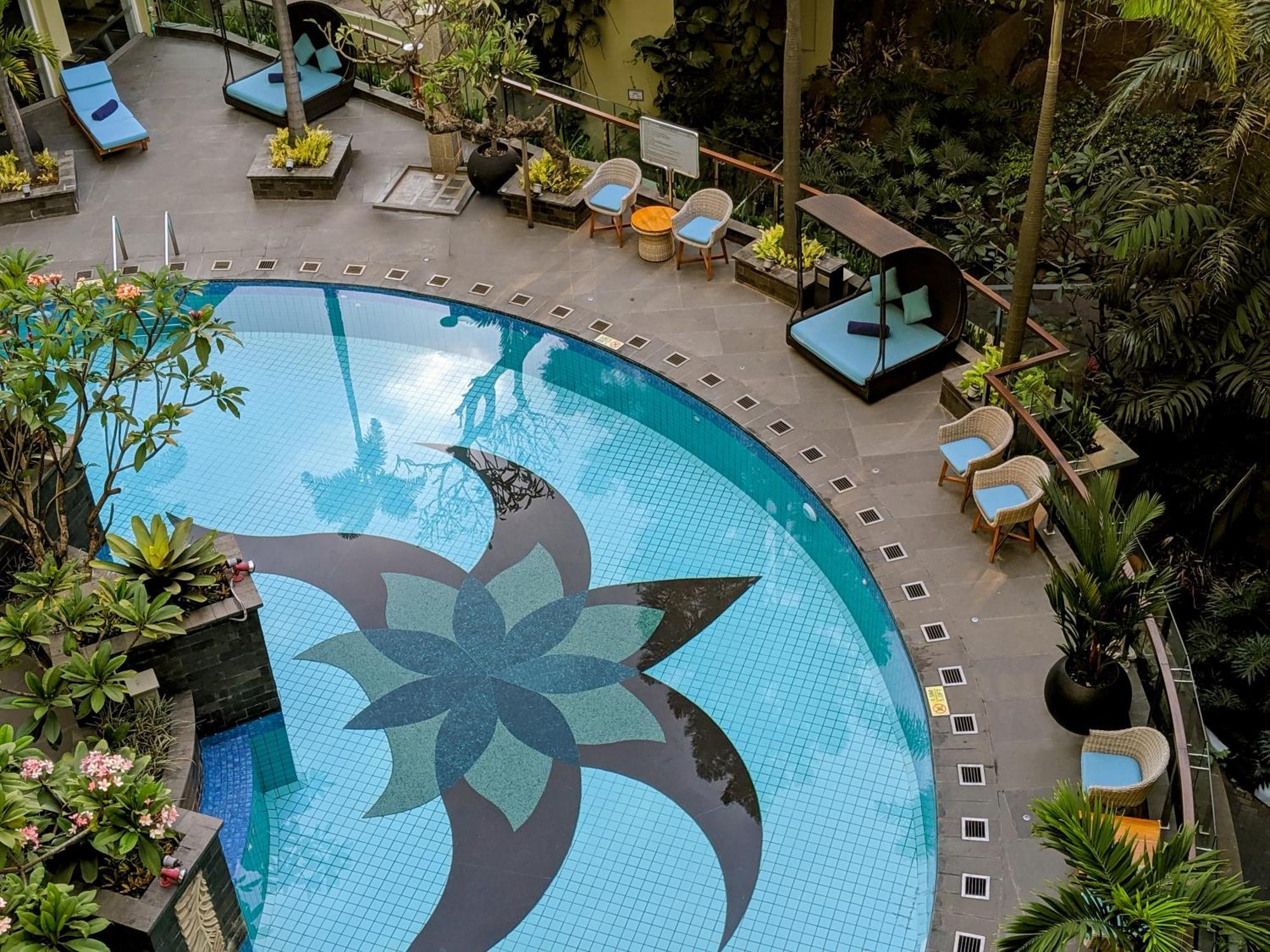 Courtyard By Marriott Bandung Dago Hotel Buitenkant foto
