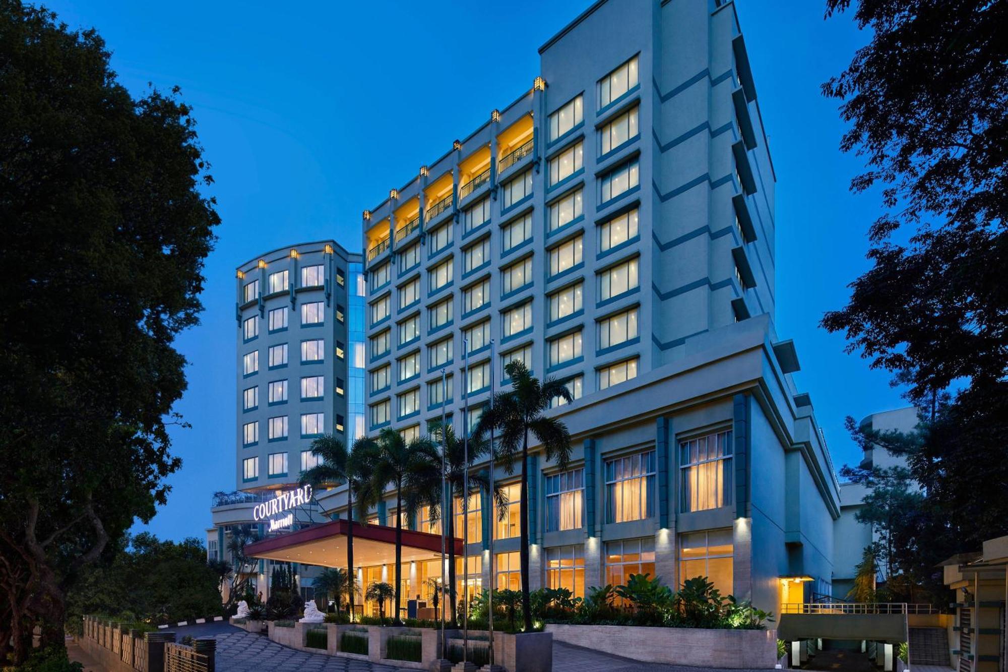 Courtyard By Marriott Bandung Dago Hotel Buitenkant foto