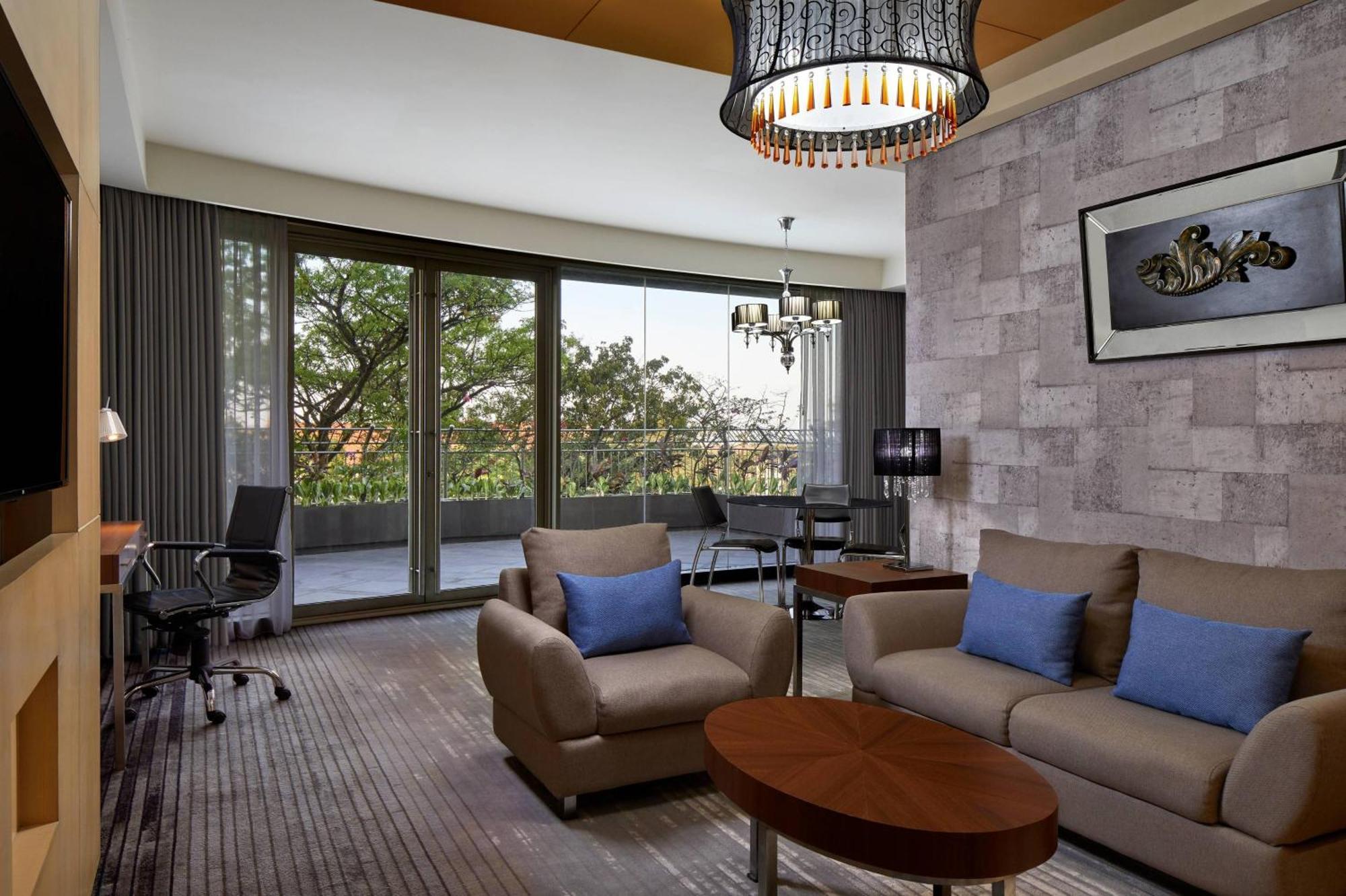 Courtyard By Marriott Bandung Dago Hotel Buitenkant foto